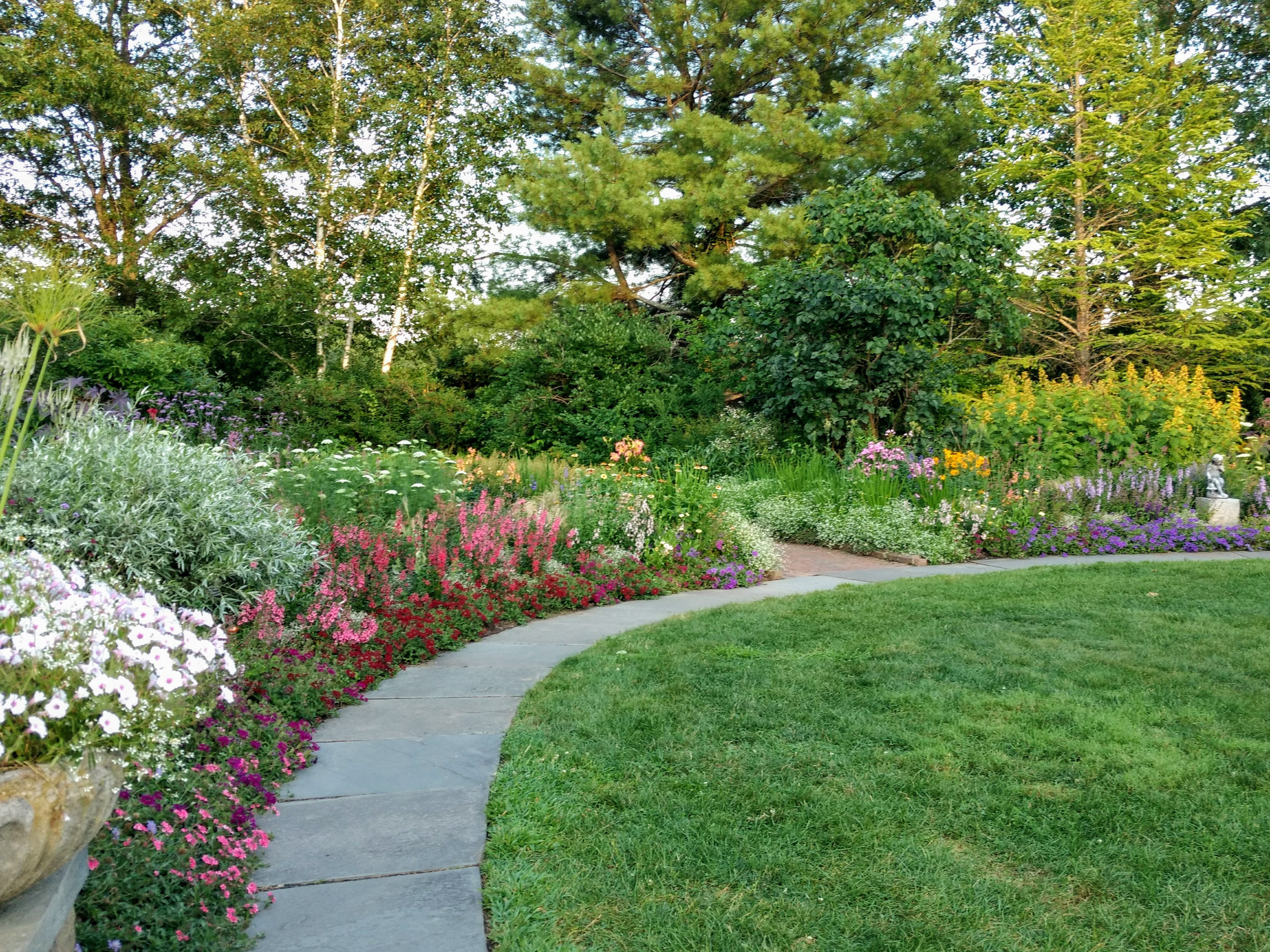 Благоустройство участка частного дома в Сочи и Краснодарском крае